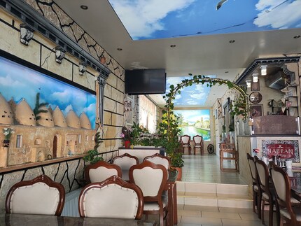 Hauptkamera – Ein Döner-Mann von Format hat selbstverständlich einen künstlichen Himmel in der Bude.