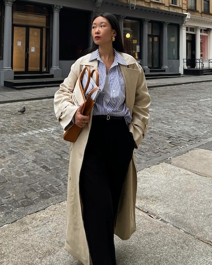 L'influencer Caroline Lin abbottona il suo top in modo diverso...