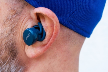 Le earbuds Sport Bose sporgono dalle orecchie di mezzo metro.
