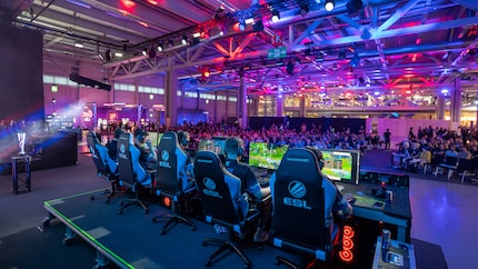 Das Finale vom Digitec Playground Vol. 8 findet am Hero Fest in Bern erstmals auf der grossen Bühne und vor Publikum statt