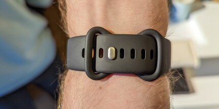Den Verschluss hat Google vom Fitbit Sense und Versa übernommen.
