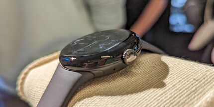 Neben dem Touchscreen gibt es einen Drehknopf für die Bedienung.