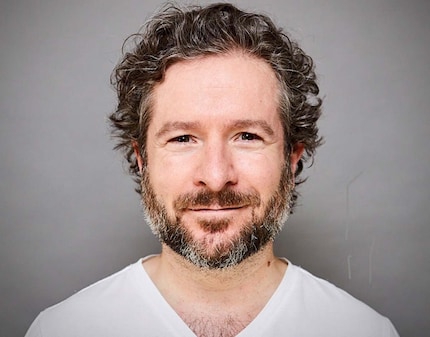 Roman Bartl (52) aus Hamburg macht Haarschneide-Tutorials für Eltern.