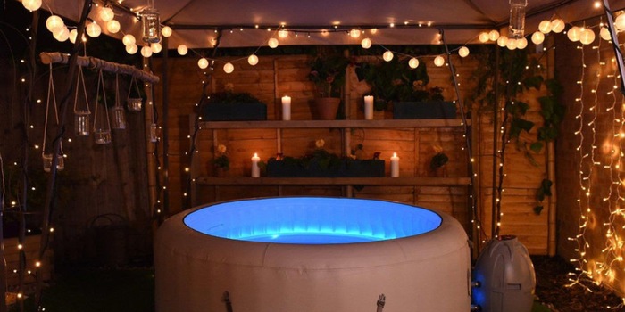 The Lay-Z-Spa Paris features a multi-coloured LED system with seven different colours. The Lay-Z-Spa Paris features a multi-coloured LED system with seven different colours.