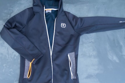 The outside of the hoody is made of recycled polyester and loden.