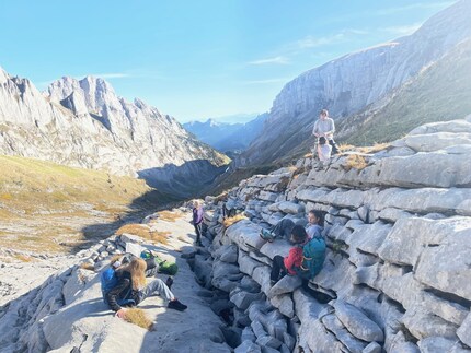 Grazie alle ripetute pause, c'è abbastanza tempo per esplorare i dintorni, arrampicarsi o semplicemente godersi il silenzio.