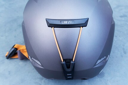 La parte posteriore del casco con il supporto per le maschere da sci.