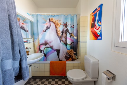 Das Corpus Delicti versteckt sich hinter dem Vorhang: Die Badewanne.