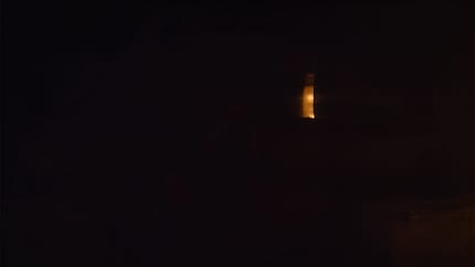 Le test du miroir : le reflet de la lampe est clairement visible à l’écran de la C93 de TCL.