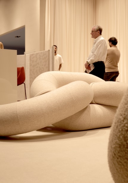 Lengthening the «chain» transforms an everyday object into a sculpture.