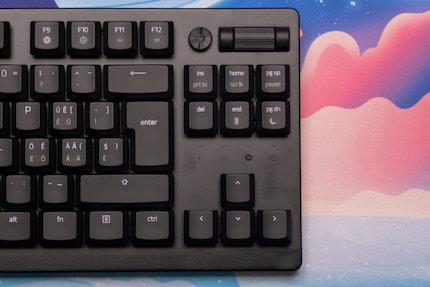 En revanche, sur le côté droit du Deathstalker V2 Pro TKL, tout est symétrique et semble harmonieux.