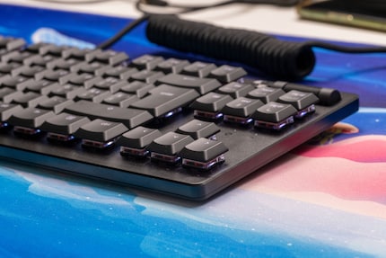 Die Deathstalker V2 Pro TKL ist sehr schlicht gehalten und sieht aus wie eine Bürotastatur.