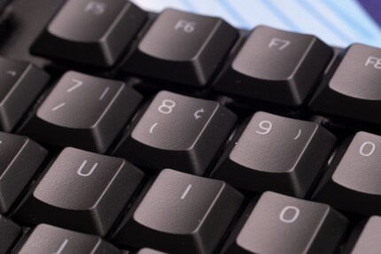 Wieso die Klammern auf den Keycaps der Deathstalker V2 Pro TKL einmal auf der Sekundärpositon und einmal auf der Tertiärposition beschriftet sind, erschliesst sich mir nicht.