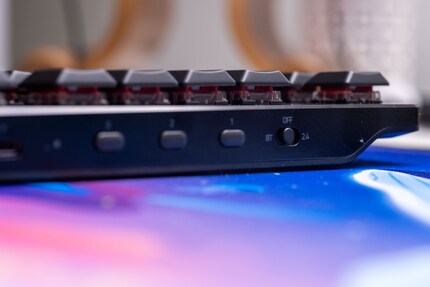 Auf der Hinterseite der Deathstalker V2 Pro TKL kannst du zwischen Verbindungsmodi oder den verbundenen Geräten umschalten.