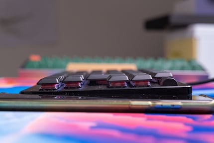 Mein One Plus 8 ist nicht viel dünner als die Deathstalker V2 Pro TKL.