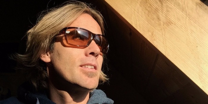 Ueli Kestenholz ist Profi-Snowboarder, Extremsportler und eine wahre Freeride-Legende. Ueli Kestenholz ist Profi-Snowboarder, Extremsportler und eine wahre Freeride-Legende.