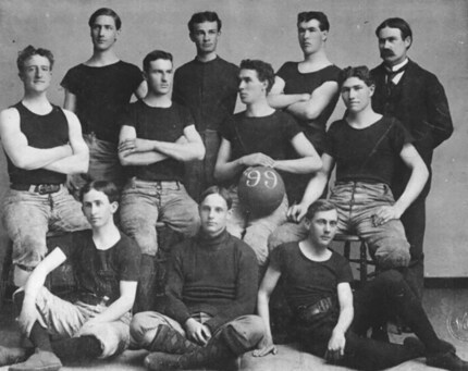 James Naismith (rechts, mit Rotzbremse) blickt im Jahr 1899 als Trainer des Teams der Universität von Kansas in die Ferne und träumt von Bildschirmen.