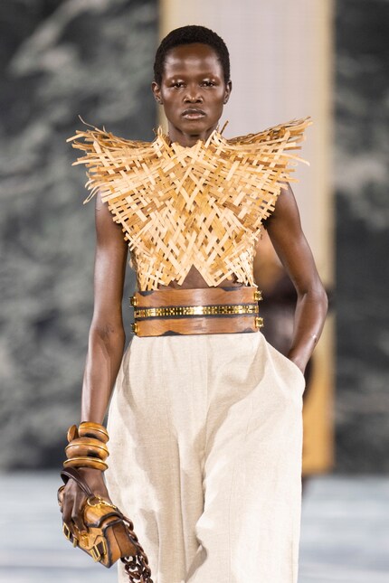 Un haut encombrant en rotin. Pourquoi pas ?