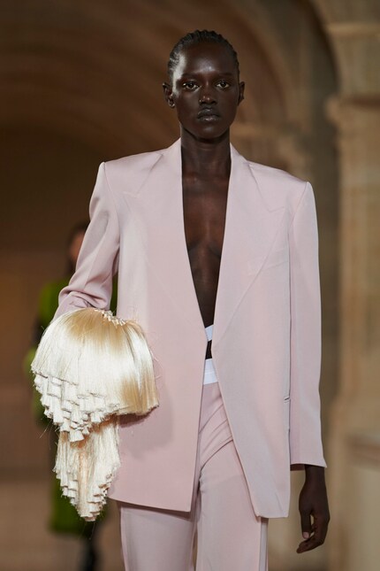 Le postiche est en fait une pochette.