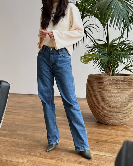 I jeans sono dal taglio dritto e rilassato.