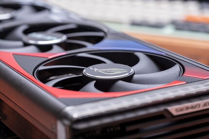 The three fans on the ROG Strix GeForce RTX 4090 OC always keep things cool.