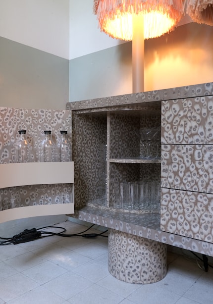 The door shelves allow you to store glasses and more.