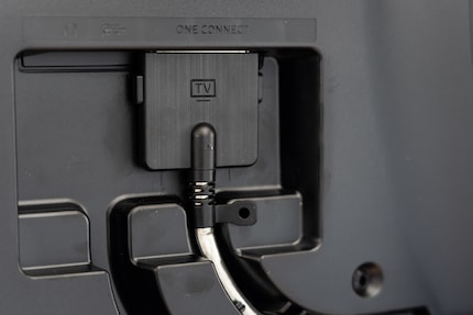 Grâce à la connexion One Connect, un seul câble mène à l’écran.