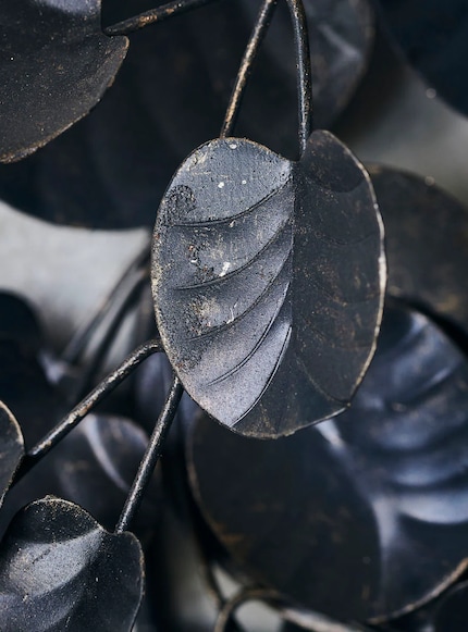 Ein Stahlkranz wie «Eukalyptus» von House Doctor fängt garantiert kein Feuer, aber leuchten wird er trotzdem. 