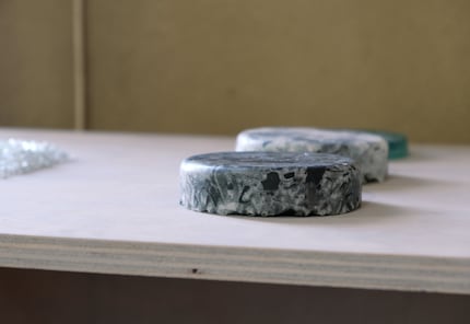 A seconda del tipo di residuo, alcune macchioline sulle piastrelle sono rosse, blu o verdi