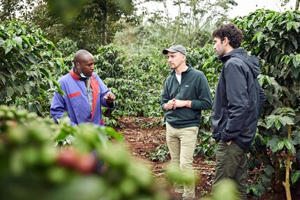Pascal Herzog und Ramon Schalch (2. und 3. v.L.) auf der Ciumenene Farm in Kenya.