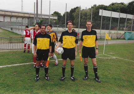 Poor weather and dreary atmosphere, but the referees are in high spirits. On the right, I’m the referee in charge of the sidelines for the next 90 minutes.