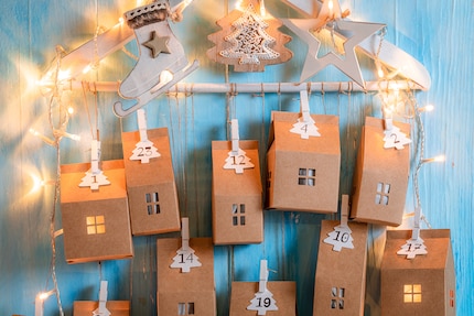 Auf den ersten Blick: ein Adventskalender. Auf den zweiten: ein Kleiderbügel.