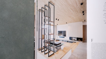 A free-standing shelf is guaranteed to be an eye catcher in the middle of the room.