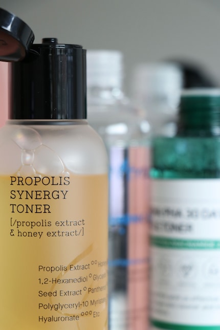 Der Propolis Synergy Toner von Cosrx entstand in Zusammenarbeit mit der koreanischen YouTuberin «Sydney To You».