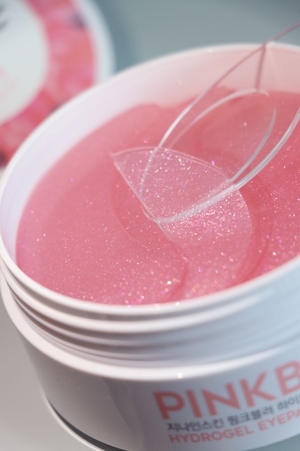 Mit dem Spachtel lassen sich die Pink Blur Hydrogel Eyepatches von G9 Skin am besten separieren.
