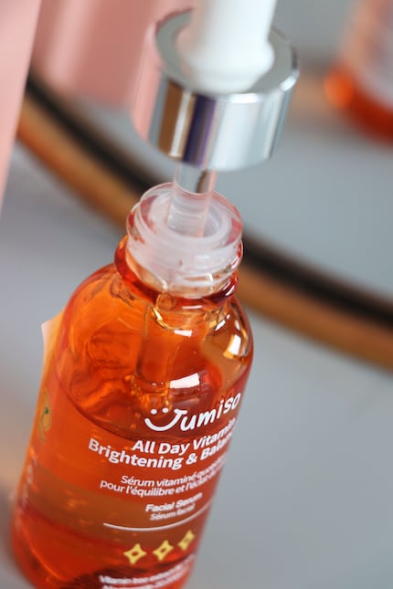 Ist vegan: das All Day Vitamin Brightening & Balancing Facial Serum von Jumiso.