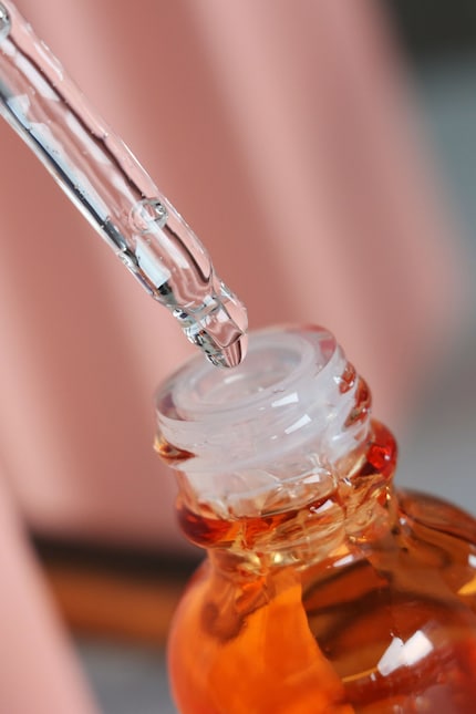 Drei bis vier Tropfen des leichten Serums reichen.