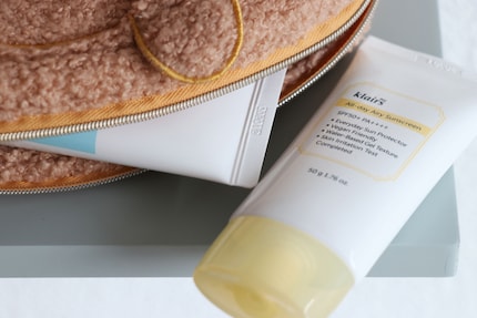 Die All-day Airy Sunscreen von Klairs bietet auch Schutz vor UVA-Strahlung.
