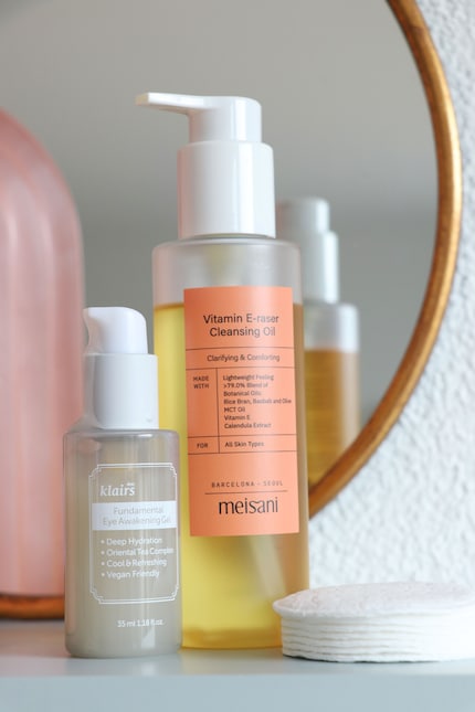 Das Reinigungsöl von Meisani entfernt sanft Make-up, Talg, Schmutz und Unreinheiten von deiner Haut. Das Fundamental Eye Awakening Gel von Klairs hingegen sorgt für einen frischen Blick.
