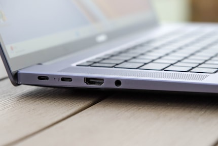The ports on the left side of the MateBook 16s