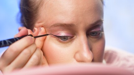 Beim Eyeliner-Ziehen ist höchste Konzentration gefordert.