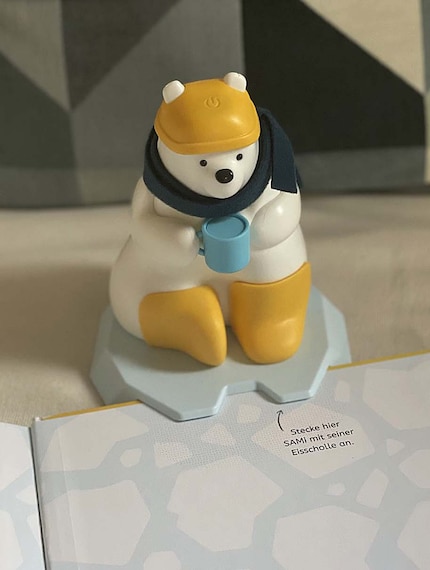 Dann verlangt er, auf dem markierten Feld des Buchrückens Platz zu nehmen.