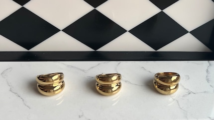 Der Ring links ist ungetragen. Der in der Mitte war knapp drei Monate im Einsatz und jener rechts ein Jahr.