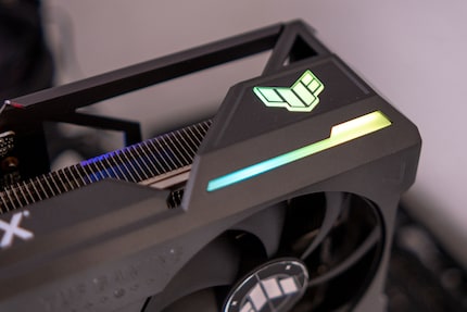 Les deux zones d’éclairage de l’ASUS TUF Gaming GeForce RTX 4080 OC Edition