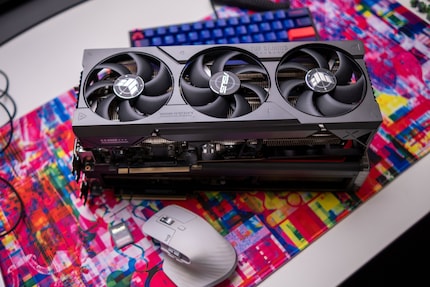 Rencontre entre deux monstres : l’ASUS TUF Gaming GeForce RTX 4080 OC Edition et la ROG Strix GeForce RTX 4090 OC
