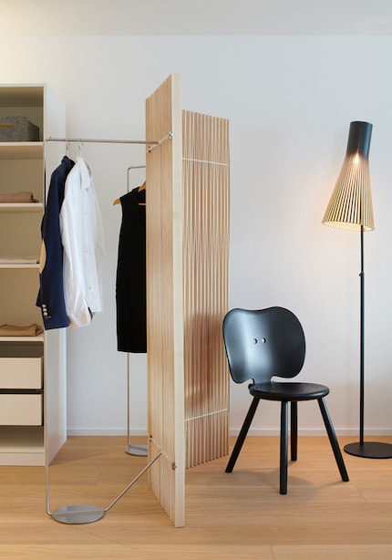 Dimensions : 145 x 55 x 186 cm | Matériau : frêne | Photo : Röthlisberger