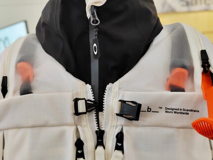 Safeback SBX aus Norwegen: Zwei unscheinbare Luftschläuche sollten die Überlebenschancen von Lawinenopfern deutlich erhöhen.