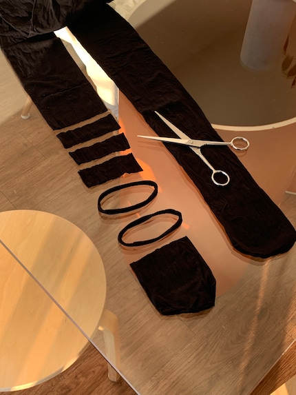 Découper des sections dans les jambes des collants...