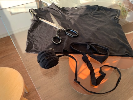 Découper le t-shirt en fines bandes et les nouer ensemble.