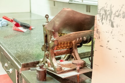 This device is used to emboss the candies.